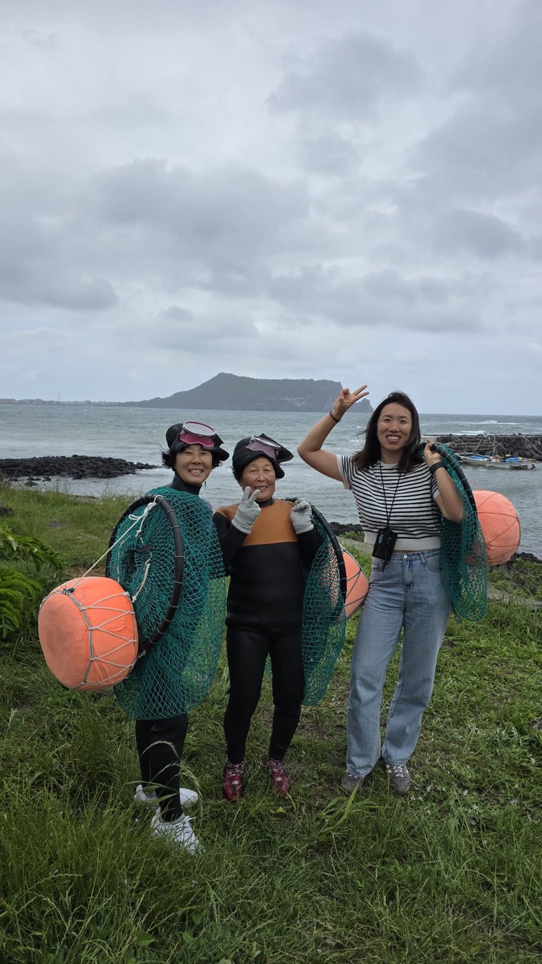 Soraya con dos haenyeo en la costa de Jeju